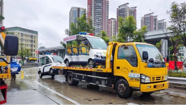 银河正规官网巡逻车搭档深圳街道巡逻队伍，无惧冰冷风雨跻身“疫”线